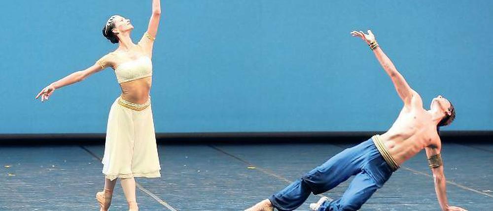 Mit Grazie. Auf der Bühne werden klassische und moderne Tanzstile oft vermischt. Das verlangt den Tänzern einiges ab. Foto: dapd