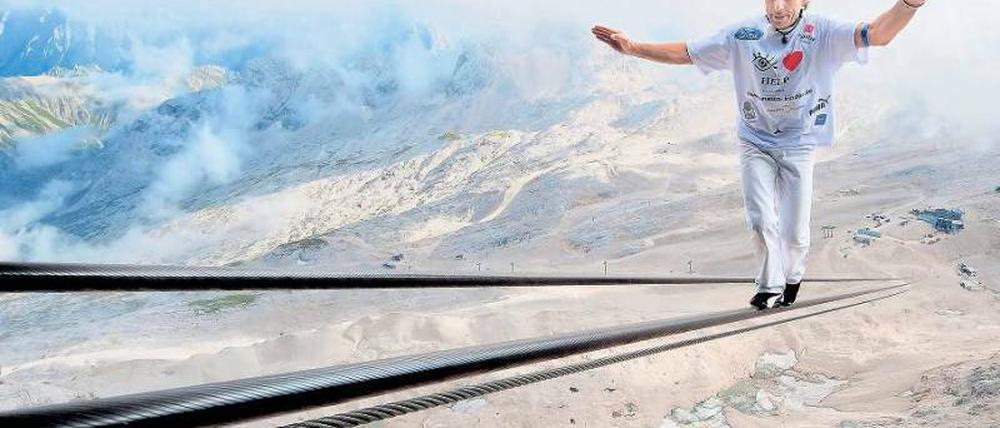 Balance halten. Doch wenn es nicht gelingt, von der eigenen Kunst zu leben, kann eine Weiterbildung neue Impulse geben. Ob zur Vertiefung oder zur Neuorientierung, es gibt zahlreiche Masterprogramme und Fortbildungen, die auf Künstler abzielen. Foto: dapd