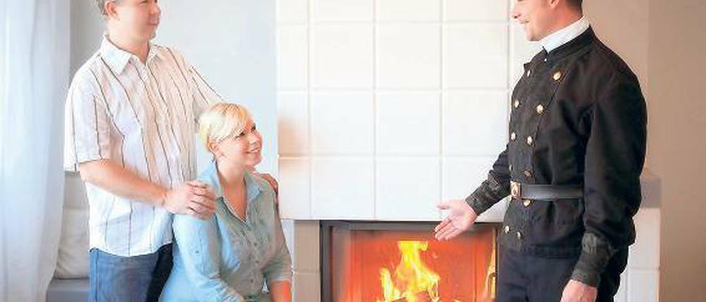 Feuer frei. Der erste Ansprechpartner ist der Schornsteinfeger. Foto: dpa