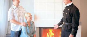 Feuer frei. Der erste Ansprechpartner ist der Schornsteinfeger. Foto: dpa