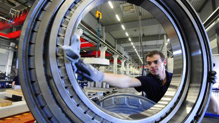 In der Industrie sind die Unternehmen für die kommenden Monate optimistisch - trotz einer Stimmungsdelle im März.