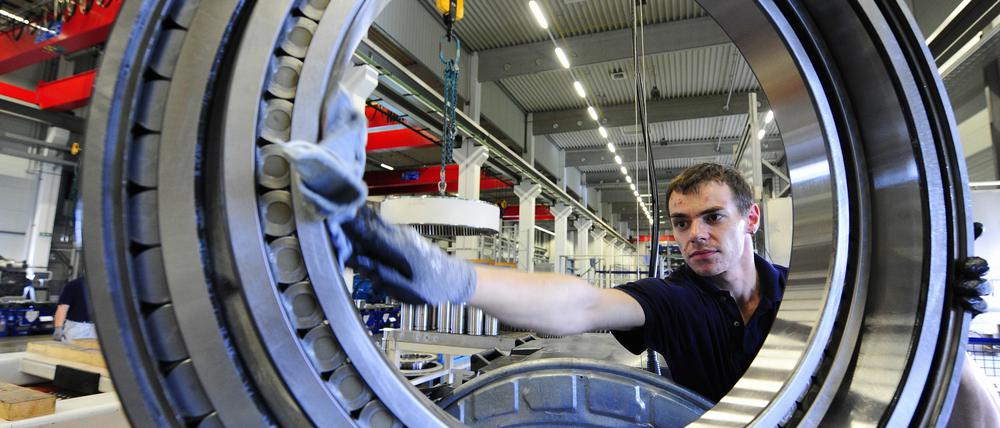 In der Industrie sind die Unternehmen für die kommenden Monate optimistisch - trotz einer Stimmungsdelle im März.