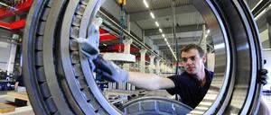 In der Industrie sind die Unternehmen für die kommenden Monate optimistisch - trotz einer Stimmungsdelle im März.