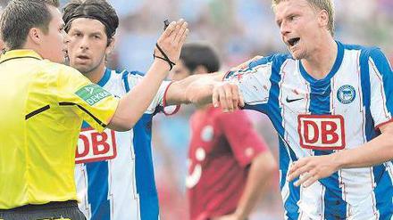 Das fehlt. Der Berliner Verteidiger Maik Franz (r.) fällt bis Saisonende mit einem Kreuzbandriss aus. Ein emotionaler Grenzgänger wie er könnte einem Team wie Hertha, das zuletzt in Duldungsstarre verfiel, gut tun. Wenn er verletzt fehlte, stiegen seine Klubs ab. 