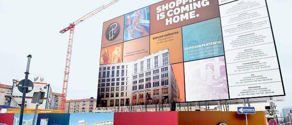 Leipziger Platz 12. Für 450 Millionen Euro soll dort bis 2013 ein Einkaufscenter mit über 50 000 Quadratmetern Verkaufsfläche und über 200 Geschäften entstehen. Da Berlin bereits über 60 Shoppingcenter hat, warnen Experten vor einem Überangebot. Foto: Rainer Jensen dpa/lbn