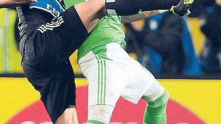 Vergebliche Mühe. Der HSV konnte Wolfsburgs Mandzukic nicht stoppen. Foto: dpa
