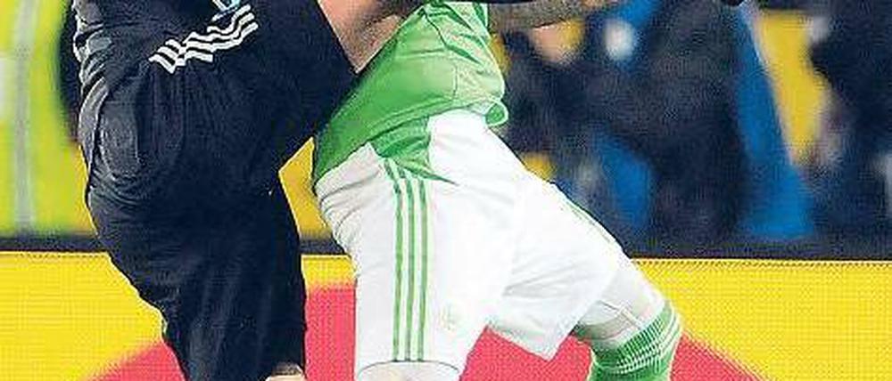 Vergebliche Mühe. Der HSV konnte Wolfsburgs Mandzukic nicht stoppen. Foto: dpa