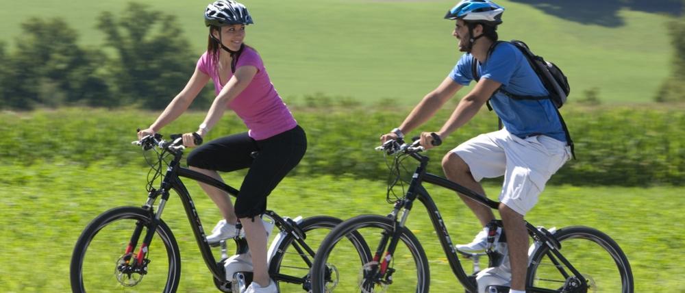 Gleiten mit elektrischem Rückenwind: Dieser Versuchung erliegen immer mehr Radfahrer und neu Interessierte.