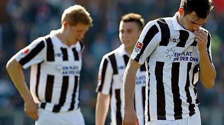 Herber Rückschlag im Aufstiegskampf: Enttäuscht verließen die Spieler von St. Pauli nach der Nullnummer gegen Cottbus den Platz.