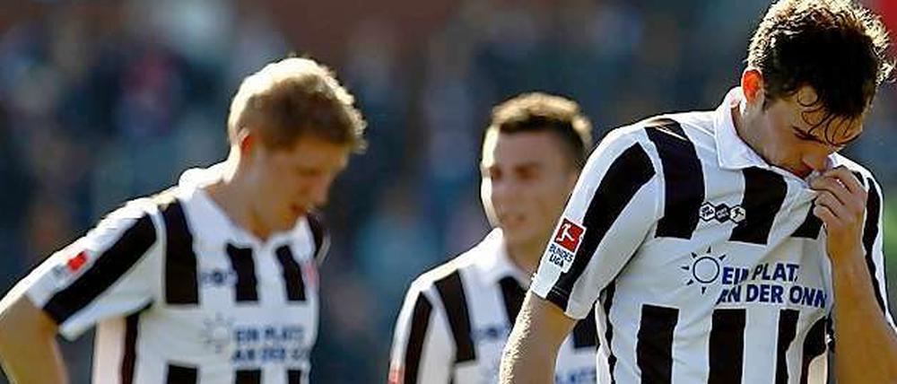 Herber Rückschlag im Aufstiegskampf: Enttäuscht verließen die Spieler von St. Pauli nach der Nullnummer gegen Cottbus den Platz.
