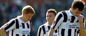 Herber Rückschlag im Aufstiegskampf: Enttäuscht verließen die Spieler von St. Pauli nach der Nullnummer gegen Cottbus den Platz.