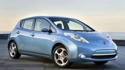 Mit seinem extravaganten Aussehen soll er Familien umgarnen: Nissans Leaf kommt im April zu den Händlern.