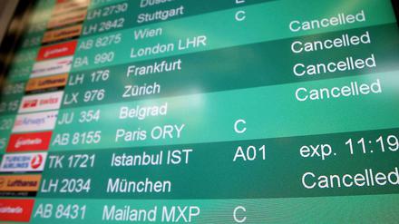 Eine Anzeigetafel am Flughafen Tegel: Der Warnstreik zeigt Wirkung.