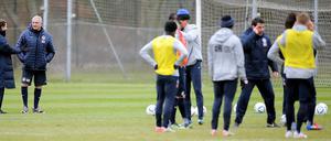 Während René Tretschok und Ante Covic mit der Mannschaft trainieren, beobachtet Otto Rehhagel die Szenerie vom Rande aus.