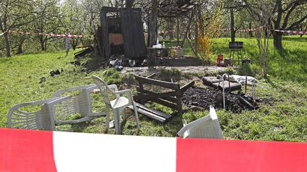 Die Gartenlaube wurde abgebrannt, während sich die Angegriffenen in ihr versteckten.