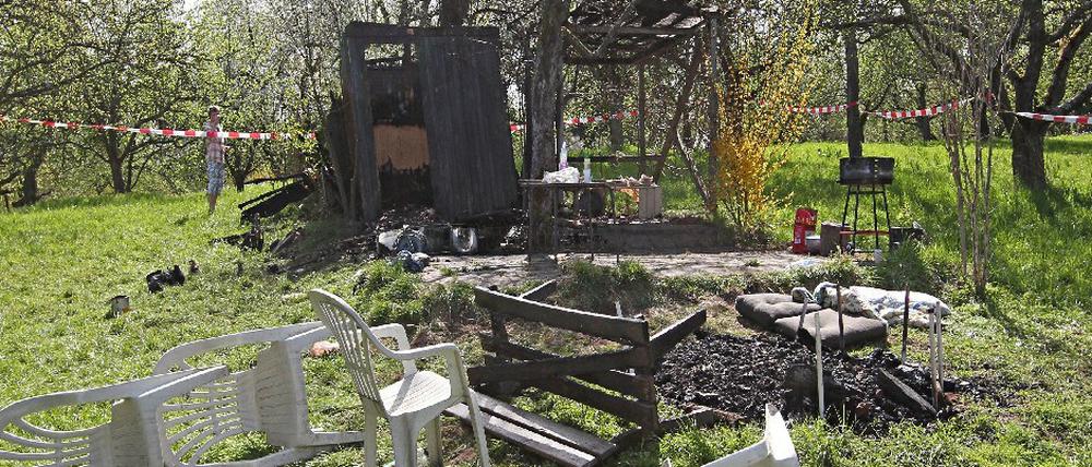 Die Gartenlaube wurde abgebrannt, während sich die Angegriffenen in ihr versteckten.