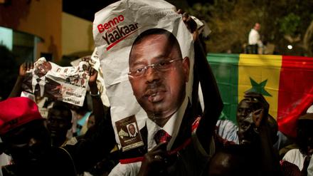 Anhänger des Herausforderers Macky Sall feiern ihren Wahlsieg in Dakar.