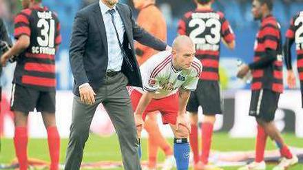 Schlechte Haltung. HSV-Trainer Thorsten Fink und Mladen Petric. 