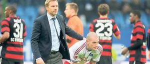 Schlechte Haltung. HSV-Trainer Thorsten Fink und Mladen Petric. 