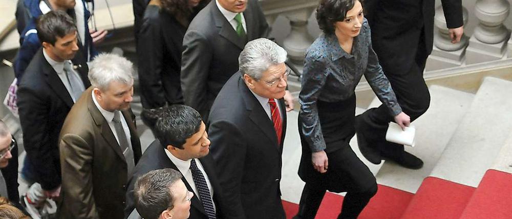 In Begleitung der Fraktionsvorsitzenden schritt Gauck die Stufen zum Abgeordnetenhaus hinauf.