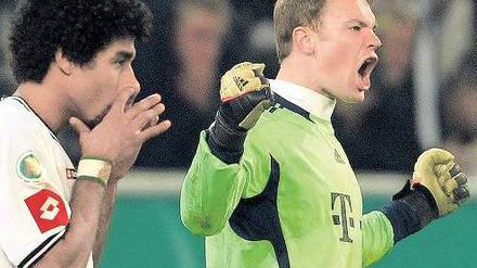 Wenn die anderen jubeln. Dante muss nach seinem verschossenen Elfmeter auch noch die Freude von Manuel Neuer ertragen. Foto: dpa