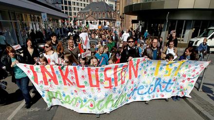 In Frankfurt am Main demonstrierten kürzlich Eltern und Kinder für mehr Inklusion.
