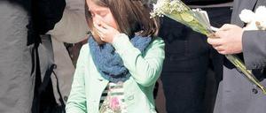 Abschied nehmen. Angehörige kamen am Donnerstag in die Schweiz, um die Opfer zu identifizieren. 