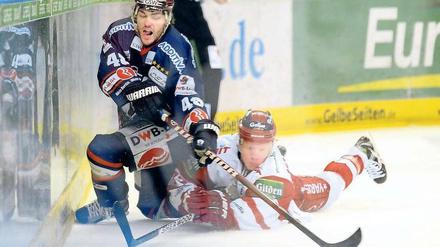 Berlin läuft weiter. Eisbär Julian Talbot (vorn) traf zum 3:1.