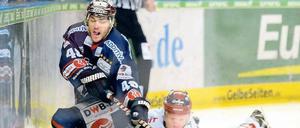 Berlin läuft weiter. Eisbär Julian Talbot (vorn) traf zum 3:1.