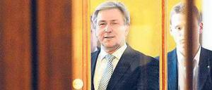Berlins Regierender Bürgermeister Klaus Wowereit (SPD) will in die Offensive und verteidigt seinen Spagat zwischen Privatem und Politischem.