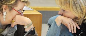 Zwei, die sich mögen. Ministerpräsidentin Hannelore Kraft (SPD) und ihre Vize Sylvia Löhrmann (Grüne) hatten die Minderheitsregierung in Nordrhein-Westfalen eigentlich in ruhigeres Fahrwasser gebracht. Doch nun steckt ihr Bündnis wieder in einer schweren Krise. 