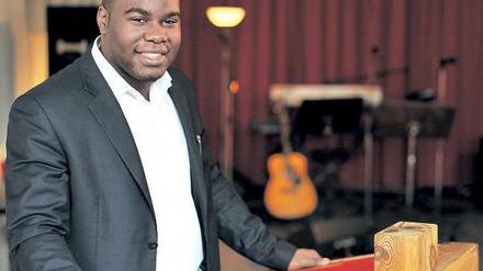 Lebenshelfer. Joshua Lupemba predigt Religion so, dass sie jeder versteht. Die Bibel hat er auf seinem iPhone.