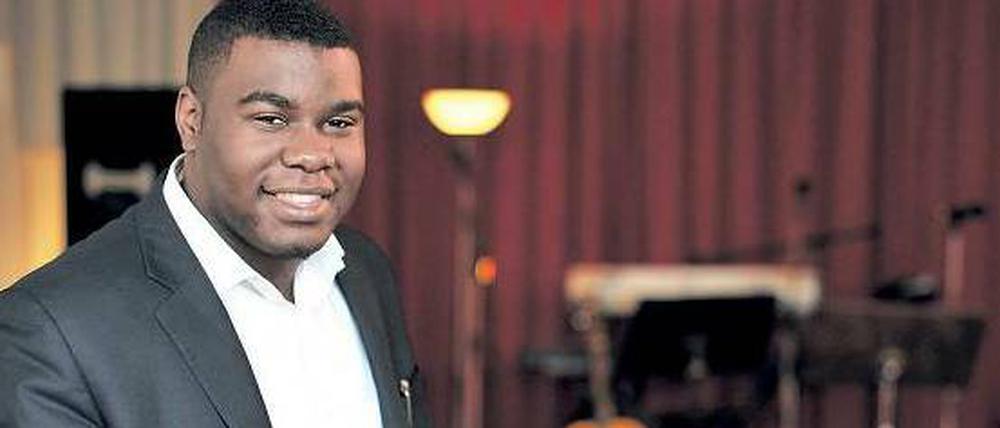 Lebenshelfer. Joshua Lupemba predigt Religion so, dass sie jeder versteht. Die Bibel hat er auf seinem iPhone.