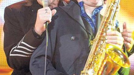 Hut ab. Helge Schneider unterstützt Lindenberg zu Beginn des Konzerts. 