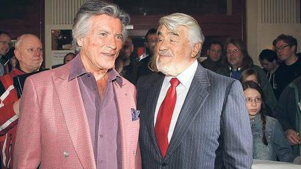 Powwow in Berlin. Pierre Brice und Mario Adorf haben sich in den Karl-May-Filmen bekämpft und später als Freunde Reklame für Hörhilfen gemacht. Foto: Christian Schulz
