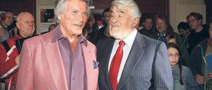 Powwow in Berlin. Pierre Brice und Mario Adorf haben sich in den Karl-May-Filmen bekämpft und später als Freunde Reklame für Hörhilfen gemacht. Foto: Christian Schulz