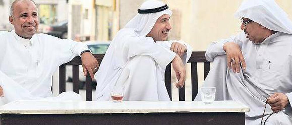 Saudische Schiiten vor einem Teehaus in Qatif im Osten Saudi-Arabiens. Zum Lachen ist ihnen derzeit selten zumute. Foto: Katharina Eglau