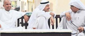 Saudische Schiiten vor einem Teehaus in Qatif im Osten Saudi-Arabiens. Zum Lachen ist ihnen derzeit selten zumute. Foto: Katharina Eglau