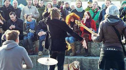 Spiel’s noch einmal. Im Mauerpark treffen sich gern Freizeitmusiker. Doch ihre Auftritte werden oft nicht schön gefunden, weil sie stets mit Geräusch verbunden. Daher gibt es jetzt ein Nutzungskonzept für das Gelände, das auch Lärmfragen klärt.