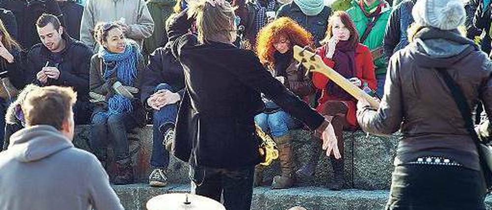 Spiel’s noch einmal. Im Mauerpark treffen sich gern Freizeitmusiker. Doch ihre Auftritte werden oft nicht schön gefunden, weil sie stets mit Geräusch verbunden. Daher gibt es jetzt ein Nutzungskonzept für das Gelände, das auch Lärmfragen klärt.