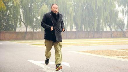 Ein Künstler, der nicht wegläuft. Ai Weiwei beim Joggen in der chinesischen Hauptstadt, im November 2011.