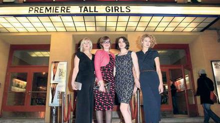 1,80 Meter als magische Grenze. Regisseurin Edda Baumann-von Broen (links) lässt in ihrem Film unter anderem Lieke Gouma, Lisa Blair und Arianne Cohen zu Wort kommen. Foto: Davids/Dominique Ecken