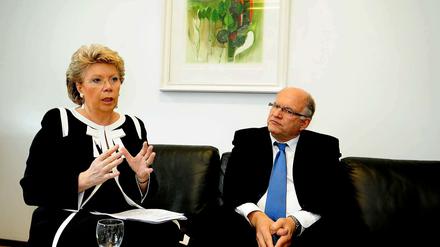 EU-Kommissarin Viviane Reding und Datenschützer Peter Schaar wollen Internetriesen wie Google und Facebook in die Schranken weisen