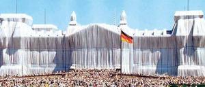 Die größte Installation, die die Stadt je sah. Der verhüllte Reichstag zog 1995 Hunderttausende an.