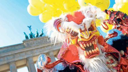 Begehrte Kulisse. Blauer Himmel, buntes Treiben – und im Hintergrund das Brandenburger Tor. Das sind die Fotos, die sich die Veranstalter erhoffen, wenn sie sich im Bezirksamt Mitte anmelden. Aber auch für die Demonstranten gilt der Pariser Platz als Top-Adresse. Foto: dpa