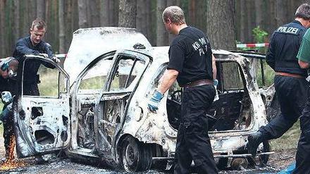 Im Auto verbrannt. In diesem Wrack wurden im August die Leichen der Mädchen entdeckt.
