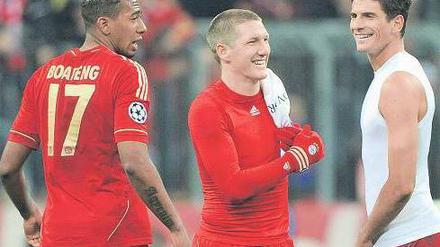 Wir können’s noch! Jerome Boateng, Bastian Schweinsteiger und Mario Gomez beim Genießen nach der Gala gegen Basel. Foto: dpa