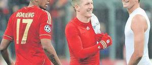 Wir können’s noch! Jerome Boateng, Bastian Schweinsteiger und Mario Gomez beim Genießen nach der Gala gegen Basel. Foto: dpa