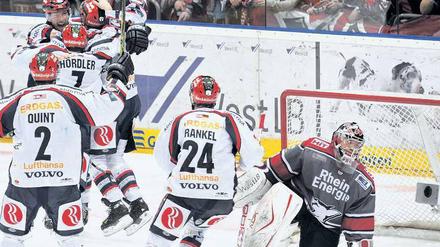 Das Tor zum Titel. Florian Busch hat zum 2:1 für die Eisbären getroffen, Kölns inzwischen verstorbener Torwart Robert Müller (rechts) war machtlos und die Berliner zum dritten Mal Deutscher Meister.