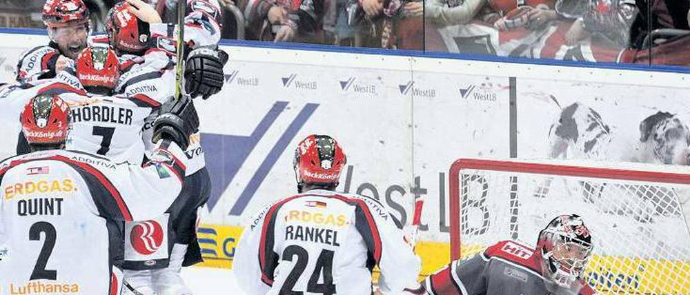 Das Tor zum Titel. Florian Busch hat zum 2:1 für die Eisbären getroffen, Kölns inzwischen verstorbener Torwart Robert Müller (rechts) war machtlos und die Berliner zum dritten Mal Deutscher Meister.